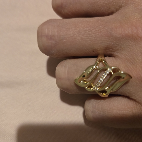 21kgp Dubai Jewelry -Gold Geometric Split Band Ring with Emerald-Cut Stone - Picture 4 of 7